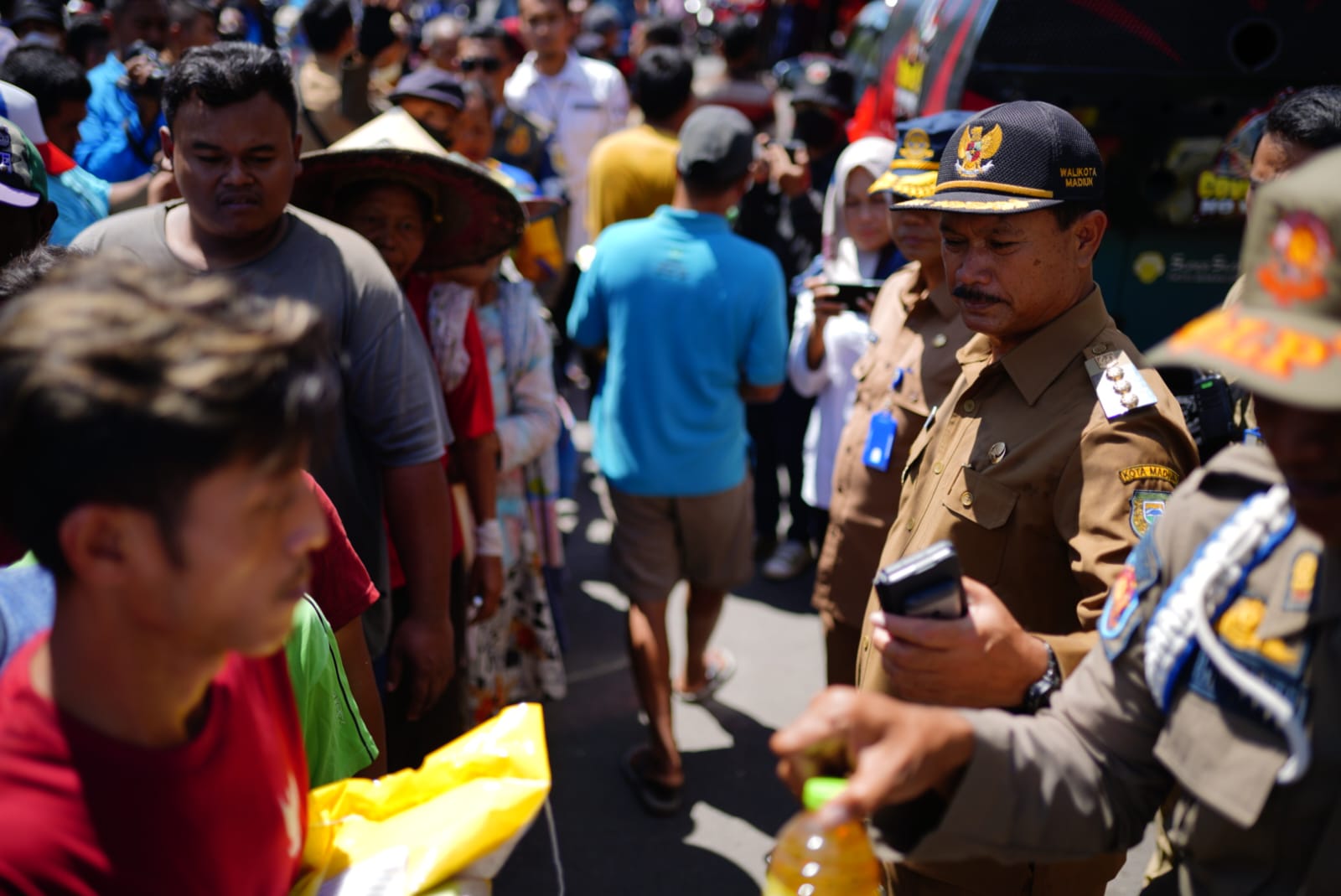 Foto 8 dari 8: Wali Kota Bagikan Sembako Gratis Untuk Masyarakat