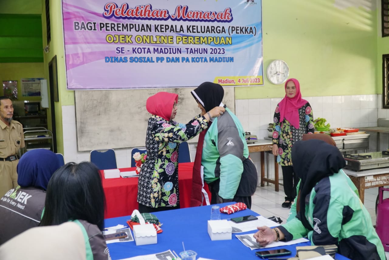 Foto 4 dari 11: Tambah Skill Driver Ojol Perempuan, Dinsos PPPA Gelar Pelatihan Memasak