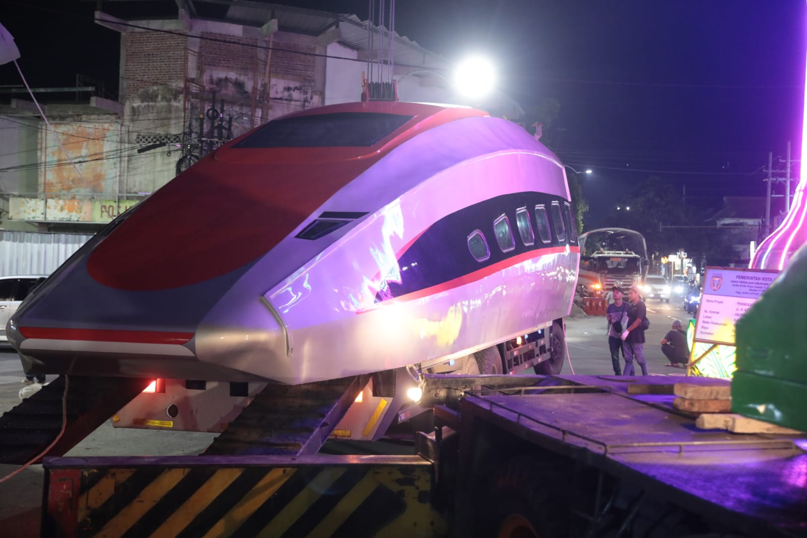 Foto 2 dari 10: Replika Kereta Cepat Bogowonto Mulai Dipasang, Besok Lanjut Pemasangan Lantai dan Interior