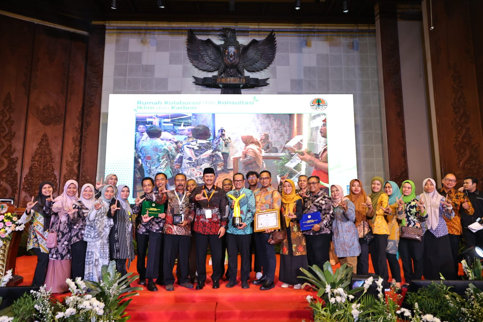 Foto 1 dari 1: Delapan RW Raih Penghargaan ProKlim Tahun Ini, Wali Kota Maidi Raih Piagam Apresiasi Pembinaan Lagi