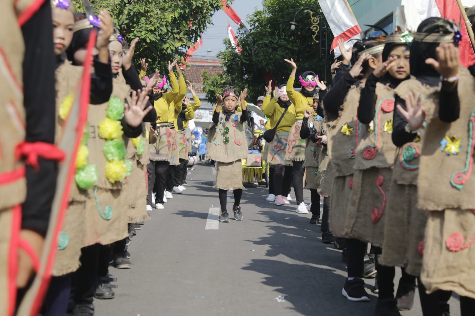 Foto 12 dari 14: Kreasi Plastik Bekas Jadi Baju Berkelas