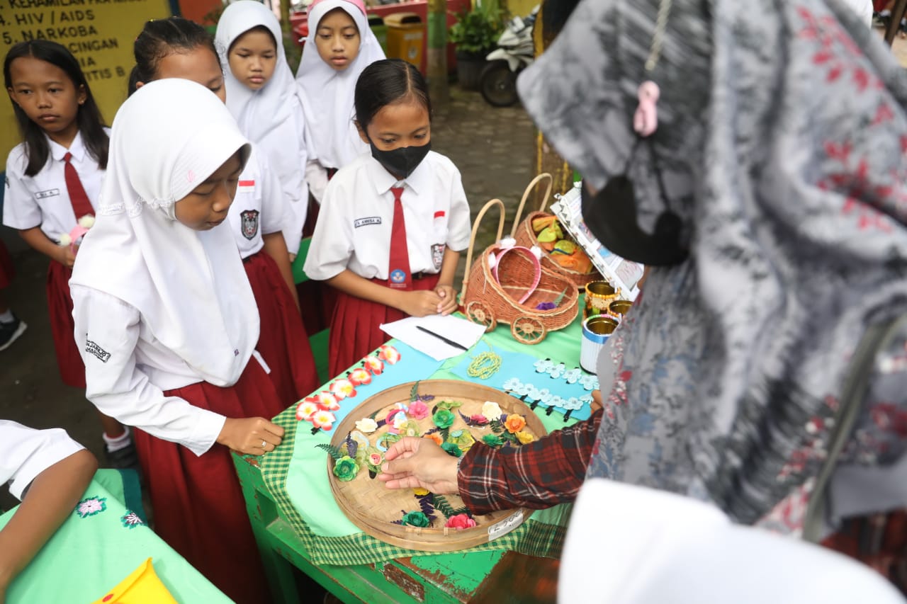 Foto 8 dari 9: Bak Peragawati, Belasan Siswa Peragakan Busana Berbahan Dasar Barang Bekas
