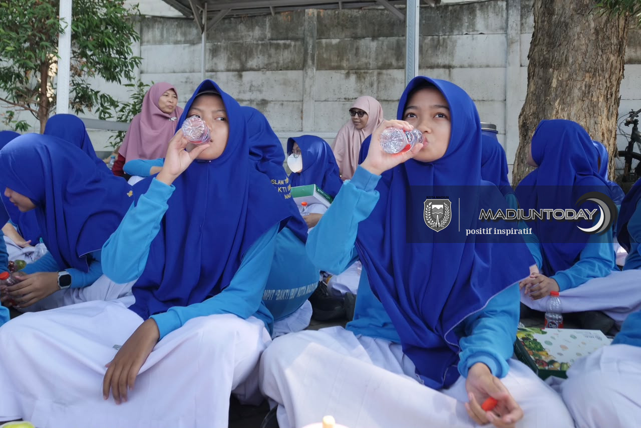 Foto 6 dari 7: Cegah Anemia, Puluhan Siswi di Kota Madiun Didorong Rutin Minum Tablet Tambah Darah