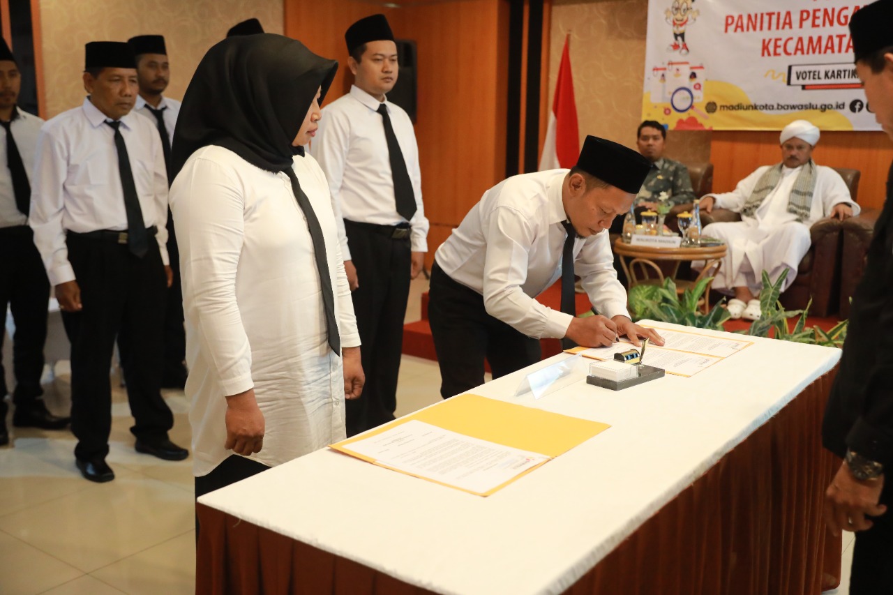 Foto 10 dari 10: Hadiri Pelantikan Pengawas Pemilu Kecamatan, Wali Kota Harap Berikan Kinerja Terbaik