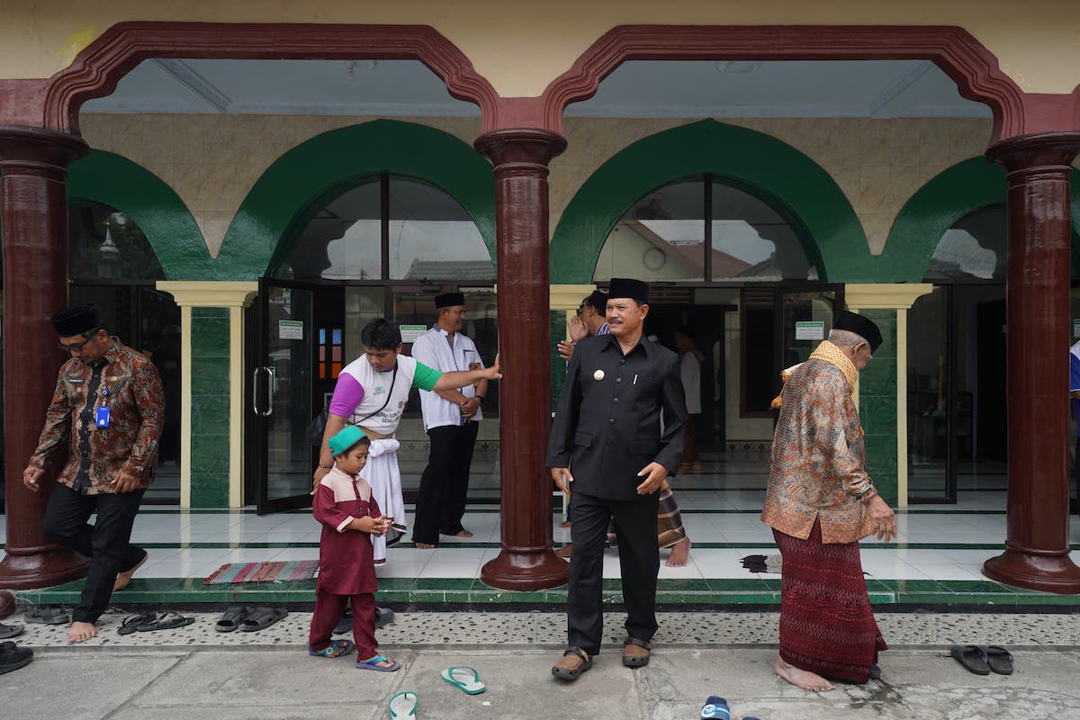 Foto 8 dari 9: Salat Jumat di Masjid Al Arowiyah, Wali Kota Laksanakan Ibadah Bareng Masyarakat