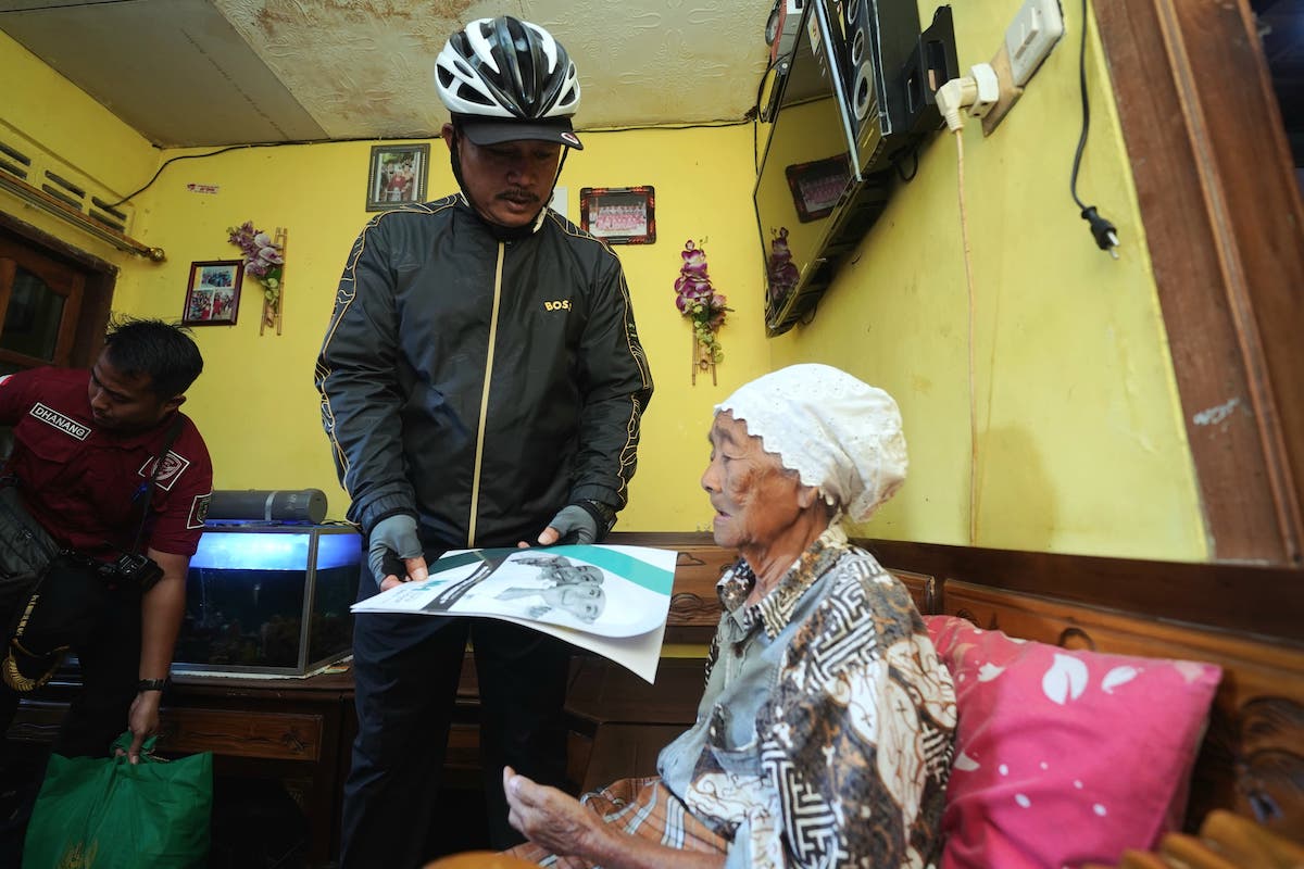 Foto 2 dari 9: Salurkan Bantuan ke Warga, Wali Kota: Pemerintah Hadir untuk Masyarakat