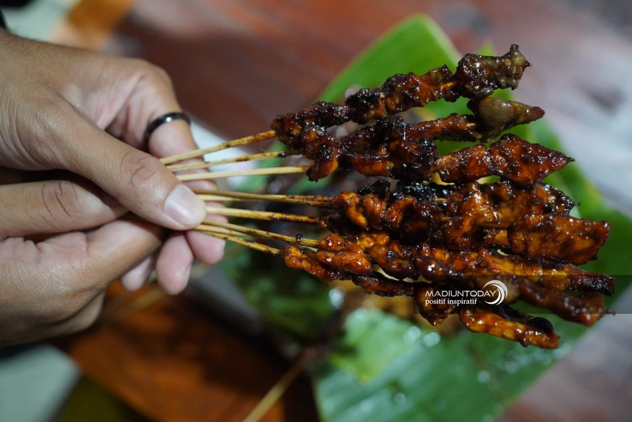 Foto 7 dari 8: 30 Tahun Berjualan, Sate Mbak Rum Makin Ramai Setelah Pindah di Lapak Kelurahan