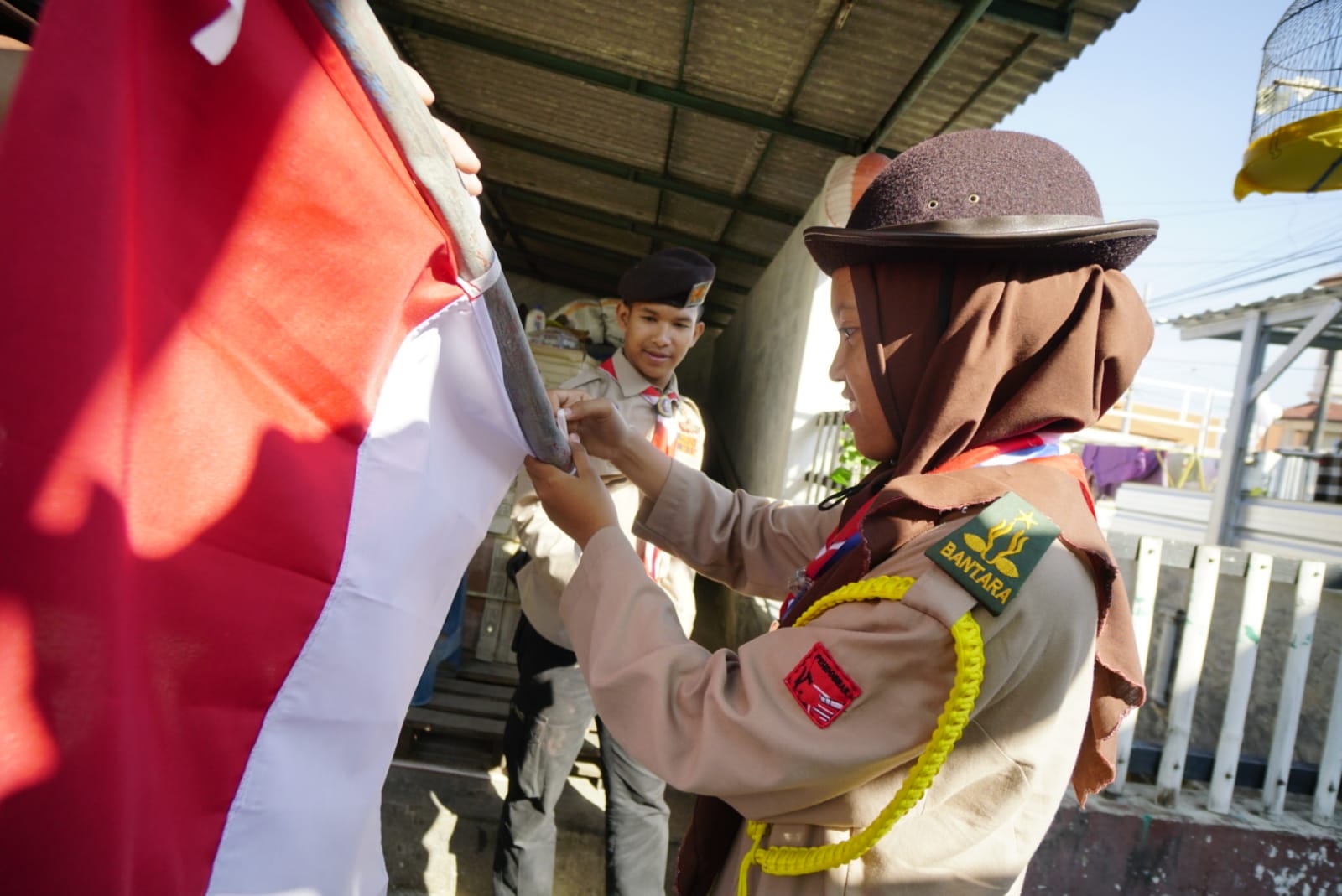 Foto 4 dari 5: Pramuka Kota Madiun Bagikan Ratusan Hingga Ganti Bendera Merah Putih Milik Warga