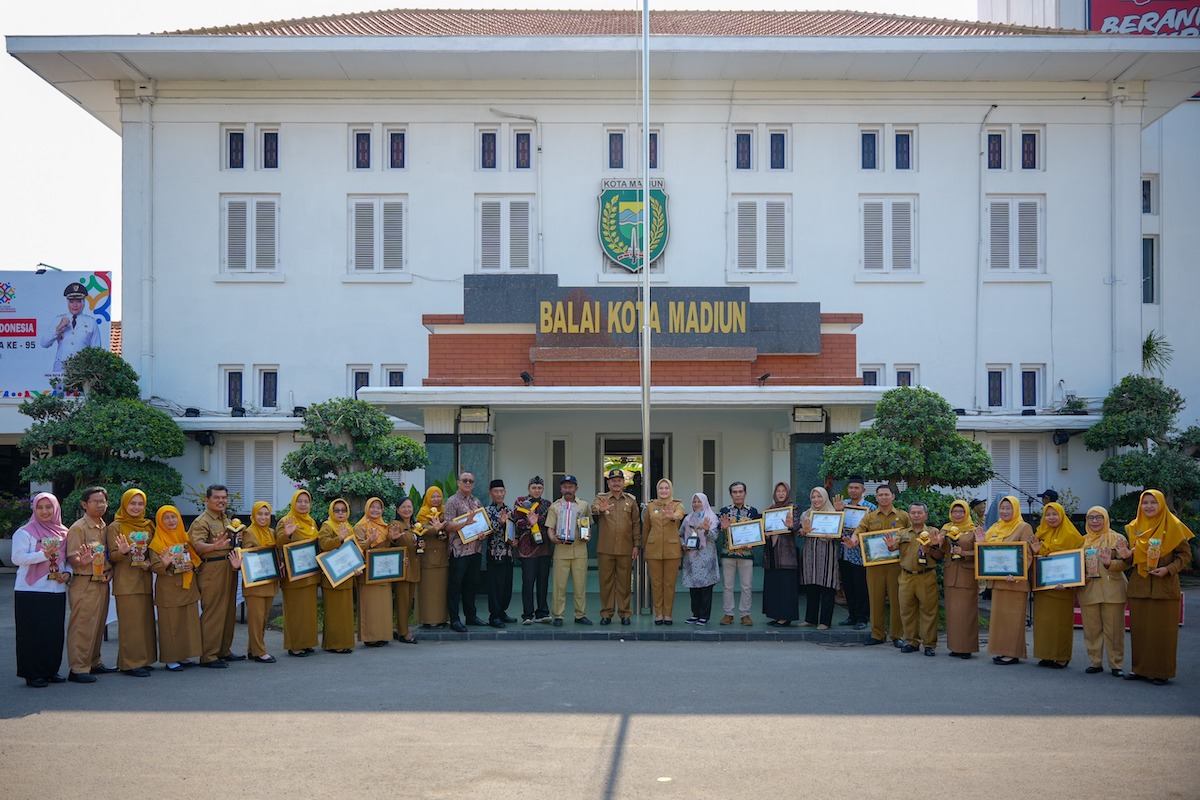 Foto 3 dari 3: Borong Penghargaan di Bidang Lingkungan, Wali Kota Beri Apresiasi ke Pemenang dan Petugas Kebersihan