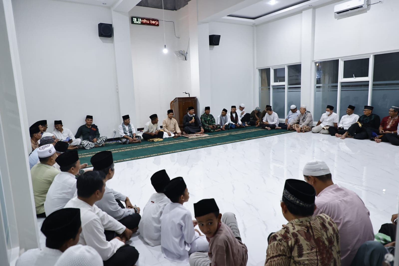 Foto 4 dari 12: Tarawih di Masjid Baiturohim Lanjutan Safari Ramadan, Wali Kota Harap Jamaah Tak Khawatir Kebutuhan Pokok Lebaran