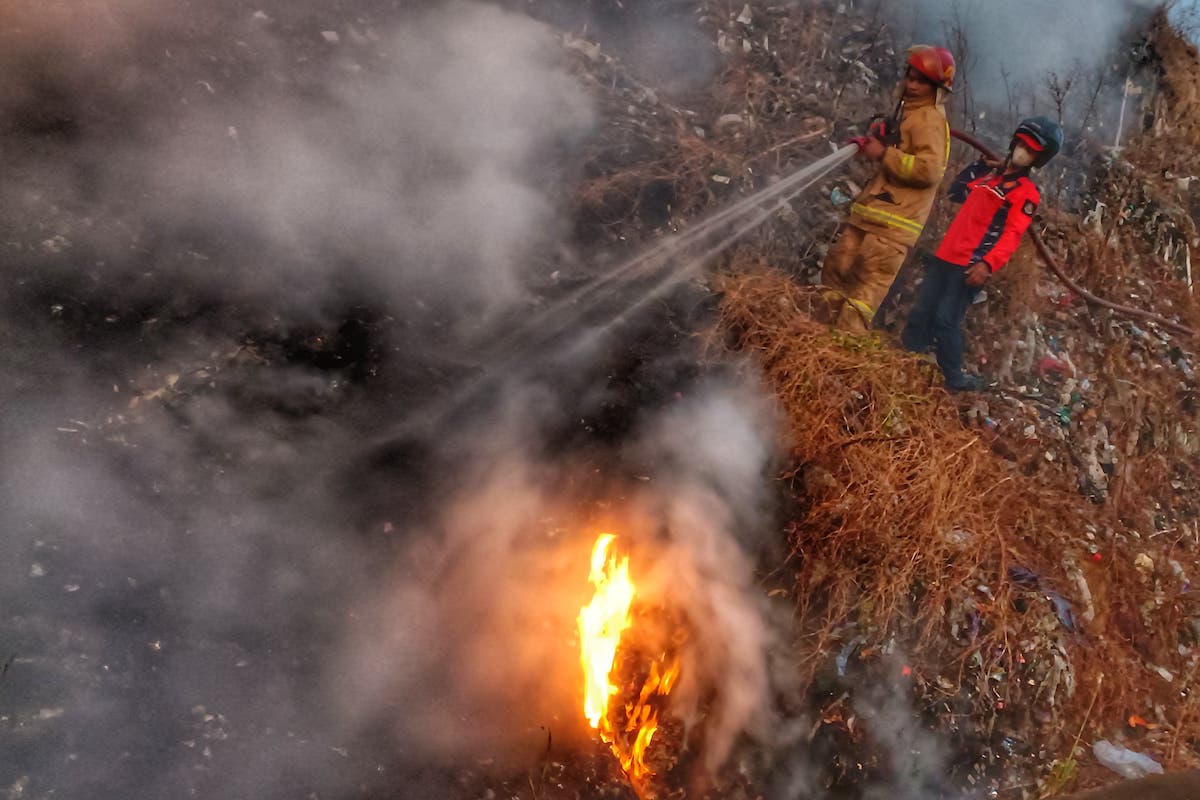 Foto 1 dari 6: Tumpukan Sampah di TPA Winongo Terbakar, Areal Kebakaran Mencapai Sepertiga Zona 6