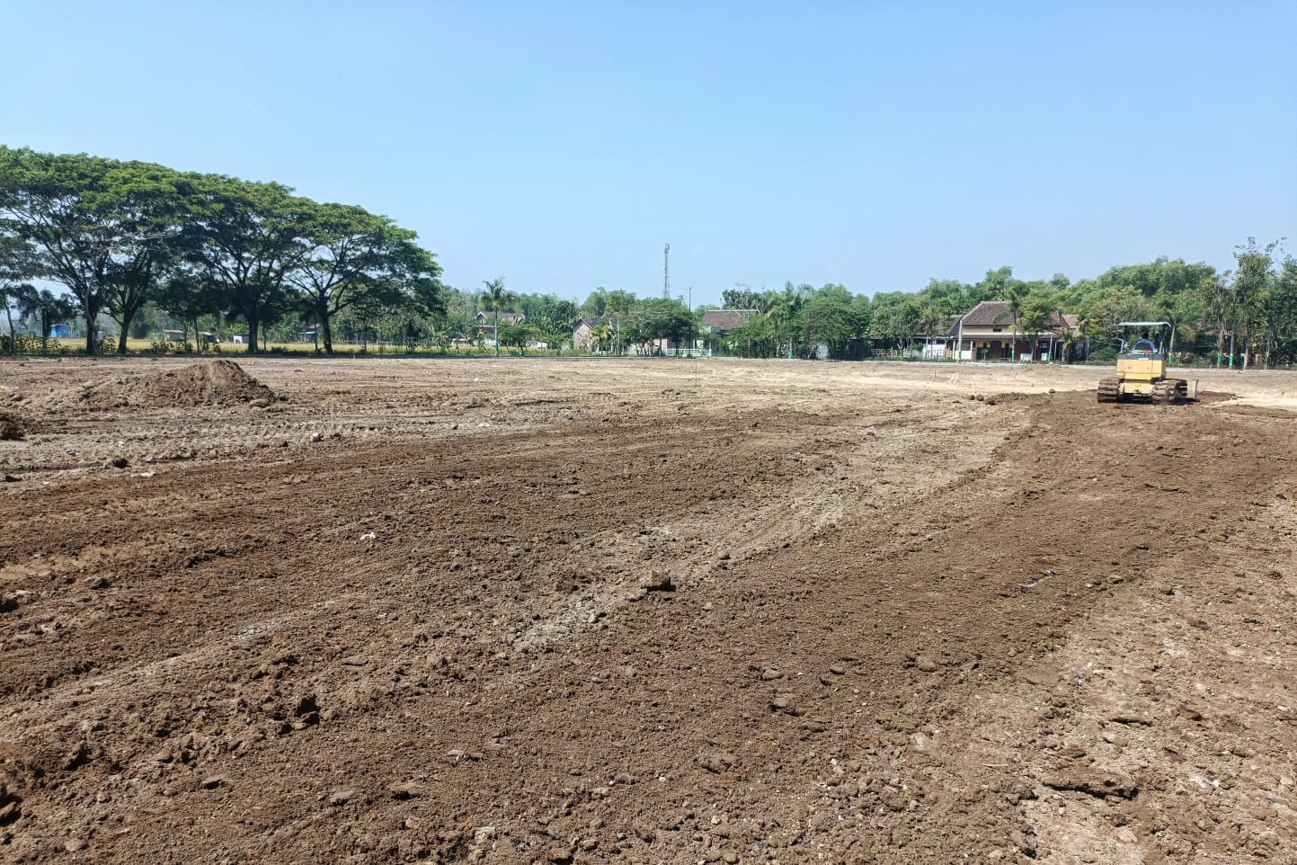 Foto 2 dari 4: Sarana Olahraga Juga Direhabilitasi, Ada Tiga Lapangan Sepak Bola yang Dikerjakan Tahun Ini
