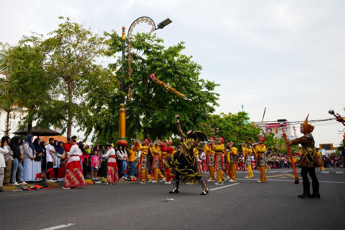 Foto 6 dari 16: Taruna Nada dan Pagaska Ramaikan Pusat Kota di Kala Senja