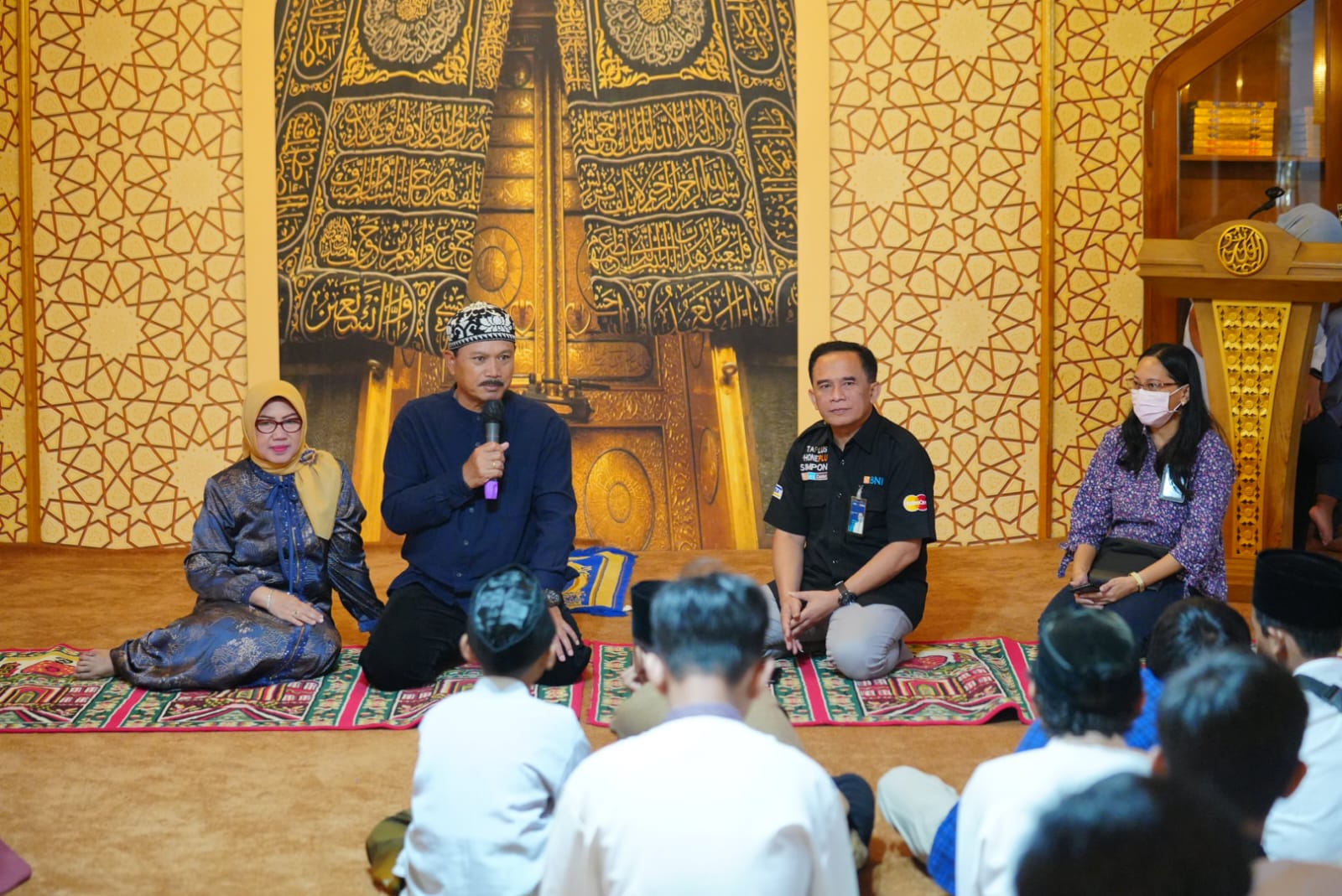 Foto 2 dari 10: Buka Bersama dengan Anak Yatim dan Disabilitas, Wali Kota Ingin Mereka Tetap Semangat dan Jangan Berkecil Hati