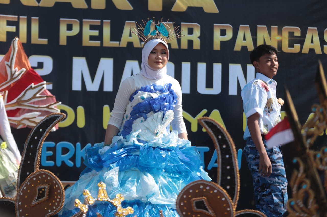 Foto 2 dari 8: Manfaatkan Barang Bekas, Siswa Spenda Buat Sampah Jadi Karya Indah