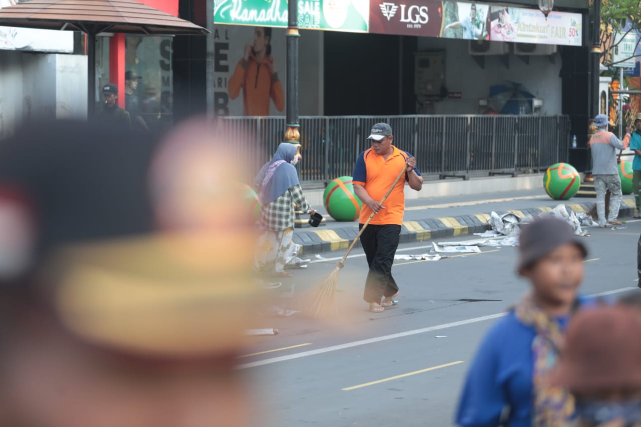 Foto 6 dari 8: Tak Kenal Libur, Petugas Kebersihan DLH Bersihkan Sampah Pasca Salat Ied