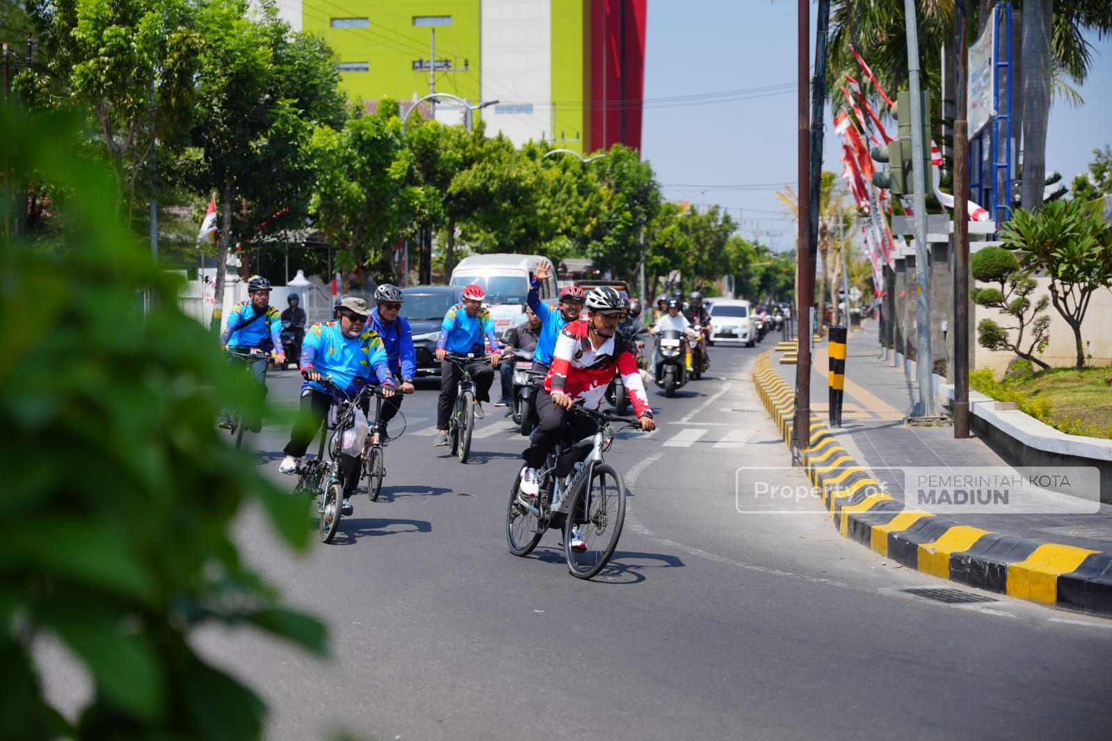 Foto 6 dari 8: Sembari Gowes, Wali Kota Cek Kondisi Kota Hingga Sambangi Komunitas Wong Tuo di Lapak Sukosari