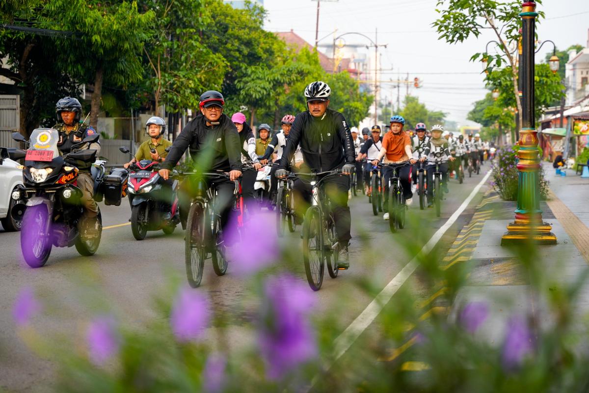 Foto utama berita: Gowes Jumat Sehat, Wali Kota Cek Pavingisasi, Tinjau Masyarakat, Serta Beri Arahan Pejabat