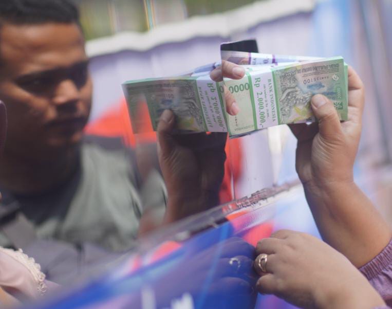 Foto 8 dari 9: Animo Tinggi, Warga Padati Mobil Kas Keliling BI Di Alun-alun Kota Madiun