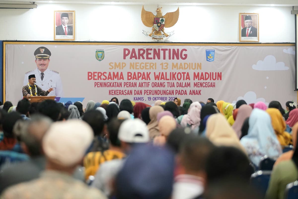 Foto 2 dari 9: Isi Seminar Parenting SMPN 13, Wali Kota Beri Pengarahan Bagi Orang Tua Siswa