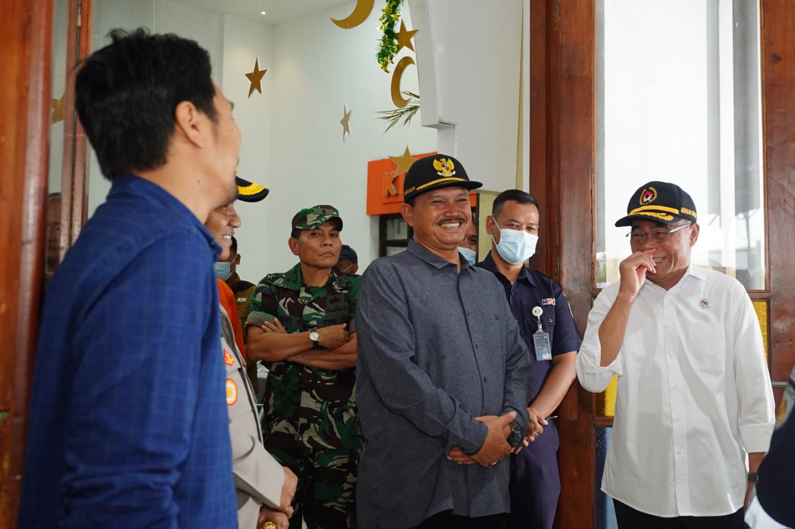 Foto 9 dari 10: Dampingi Menko PMK Tinjau Stasiun Kereta Api, Wali Kota: Ada Banyak Manfaat dari Kunjungan Pejabat Pusat