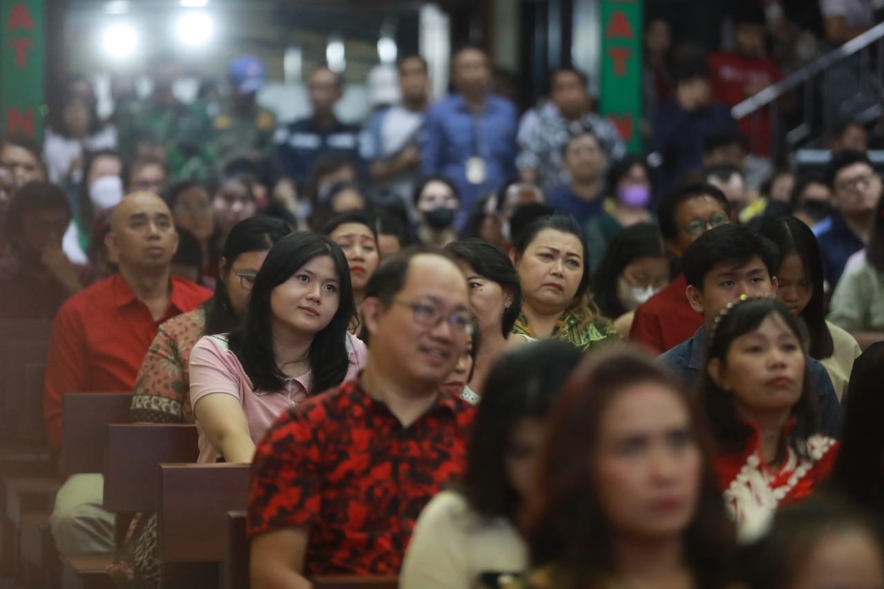 Foto 12 dari 21: Hadiri Misa Perayaan Natal, Wali Kota Dr. Maidi Harap Kebahagiaan dan Kesejahteraan Dirasakan Semua