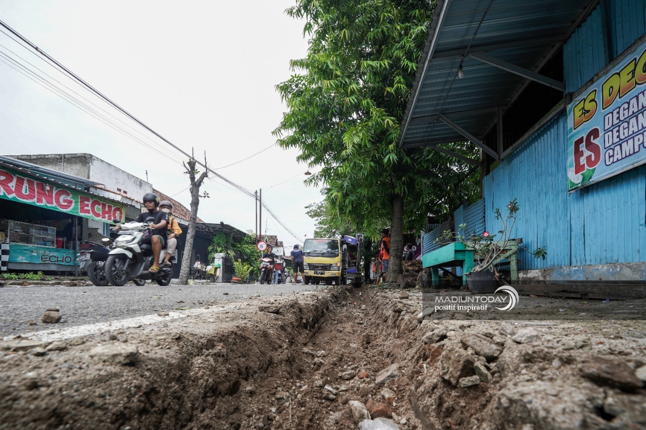 Foto 4 dari 6: Ada 17 Paket Pelebaran dan Pembangunan Jalan di APBD Perubahan, Rata-rata Pekerjaan Sudah 60 Persen