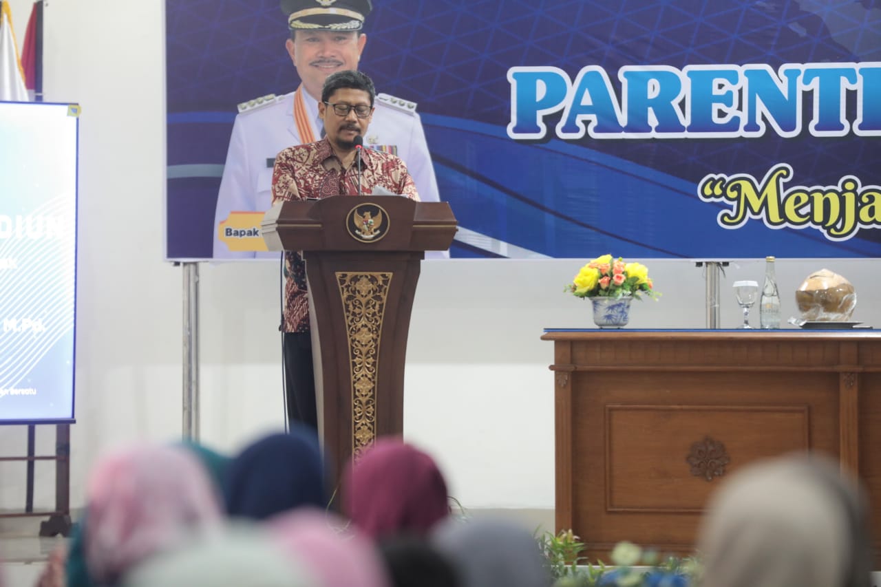 Foto 3 dari 11: Hadiri Parenting SMPN 7, Wali Kota Pesan ke Orangtua Agar Bijak di Era Digital