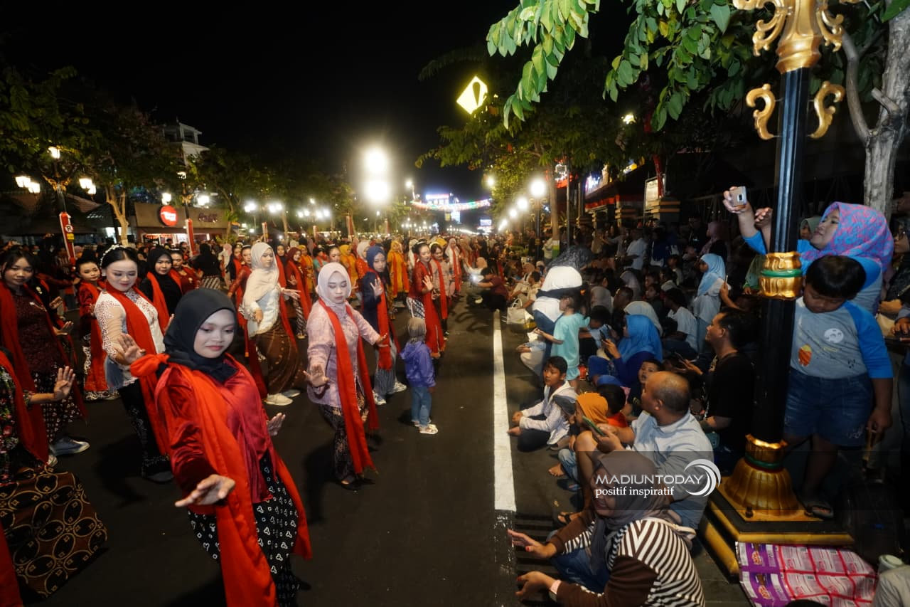 Foto 18 dari 19: Ketika Warga Turun ke Jalan, Menari Bersama di Panggung Kota