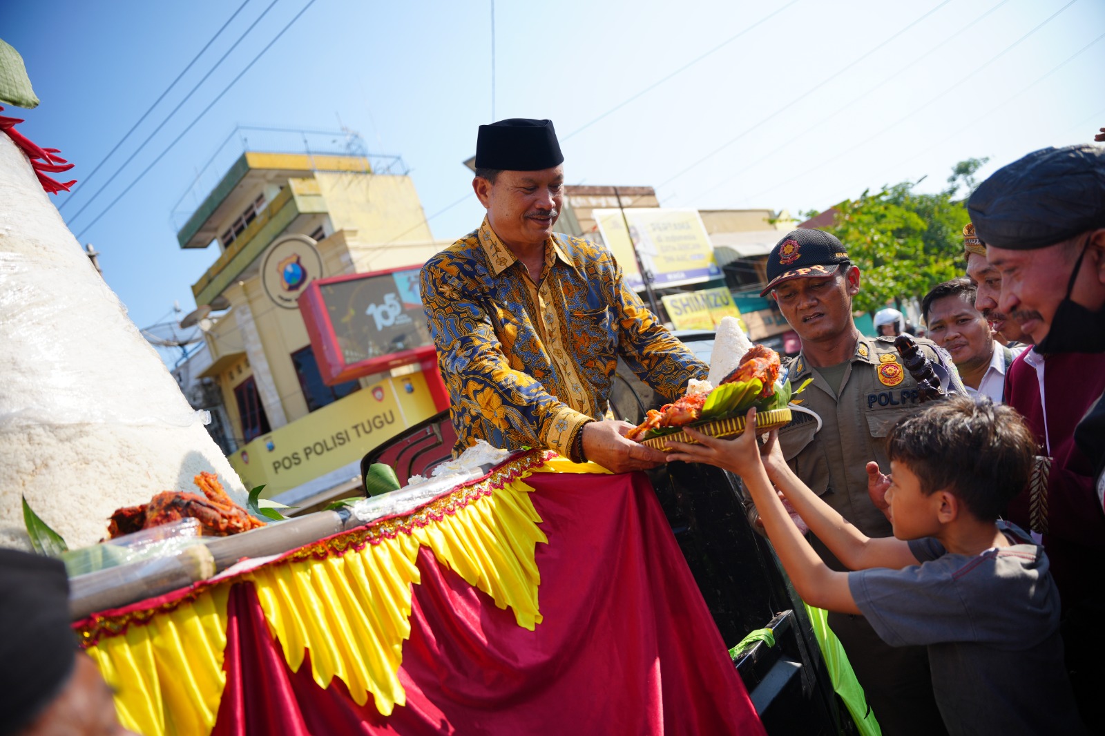 Foto 3 dari 6: Hadiri Seremoni Pembukaan Wilujeng Bumi Madhioen, Wali Kota Beri Apresiasi