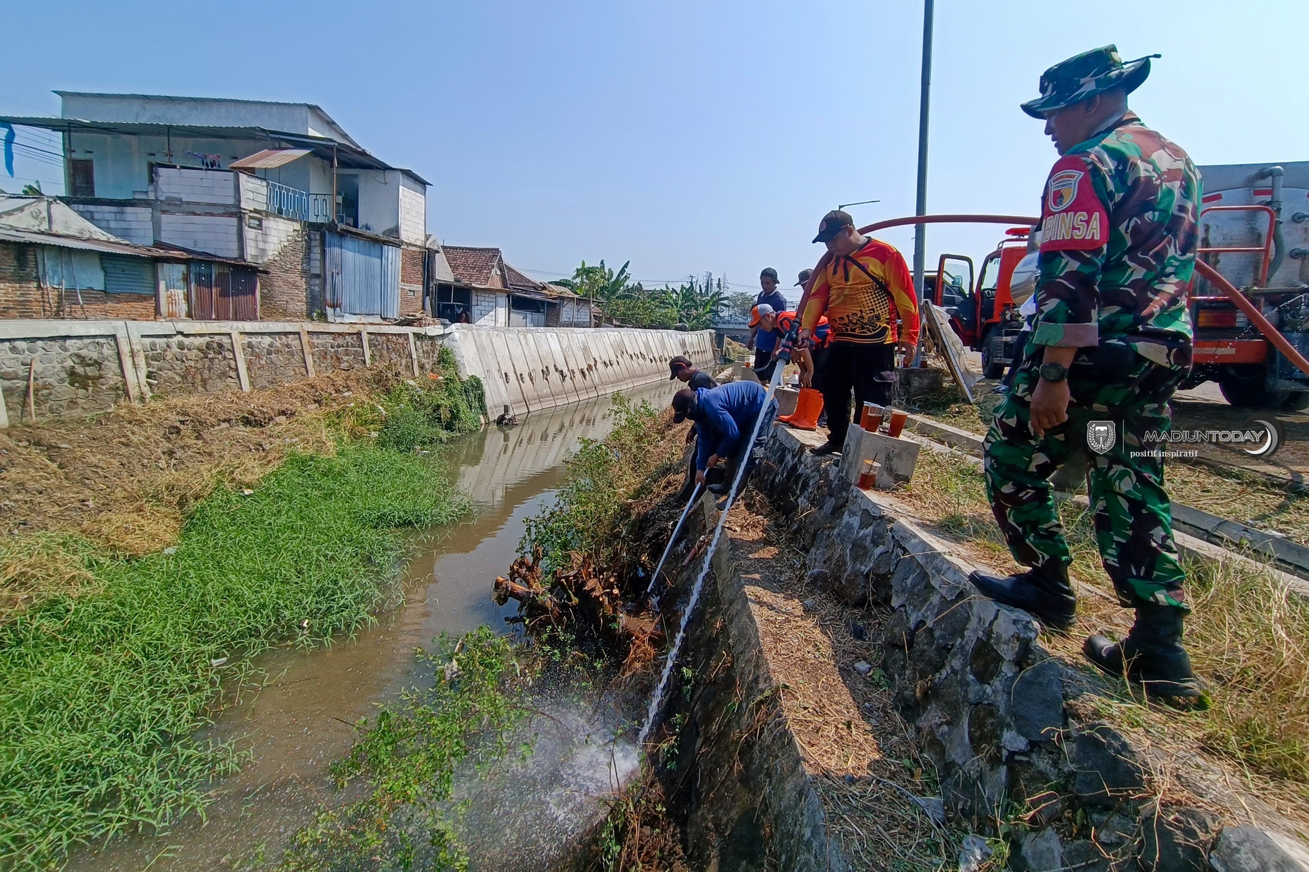Foto 1 dari 12: Antisipasi Hujan Deras, Tim Gabungan Bersihkan 9 Sungai Rawan Banjir di Madiun