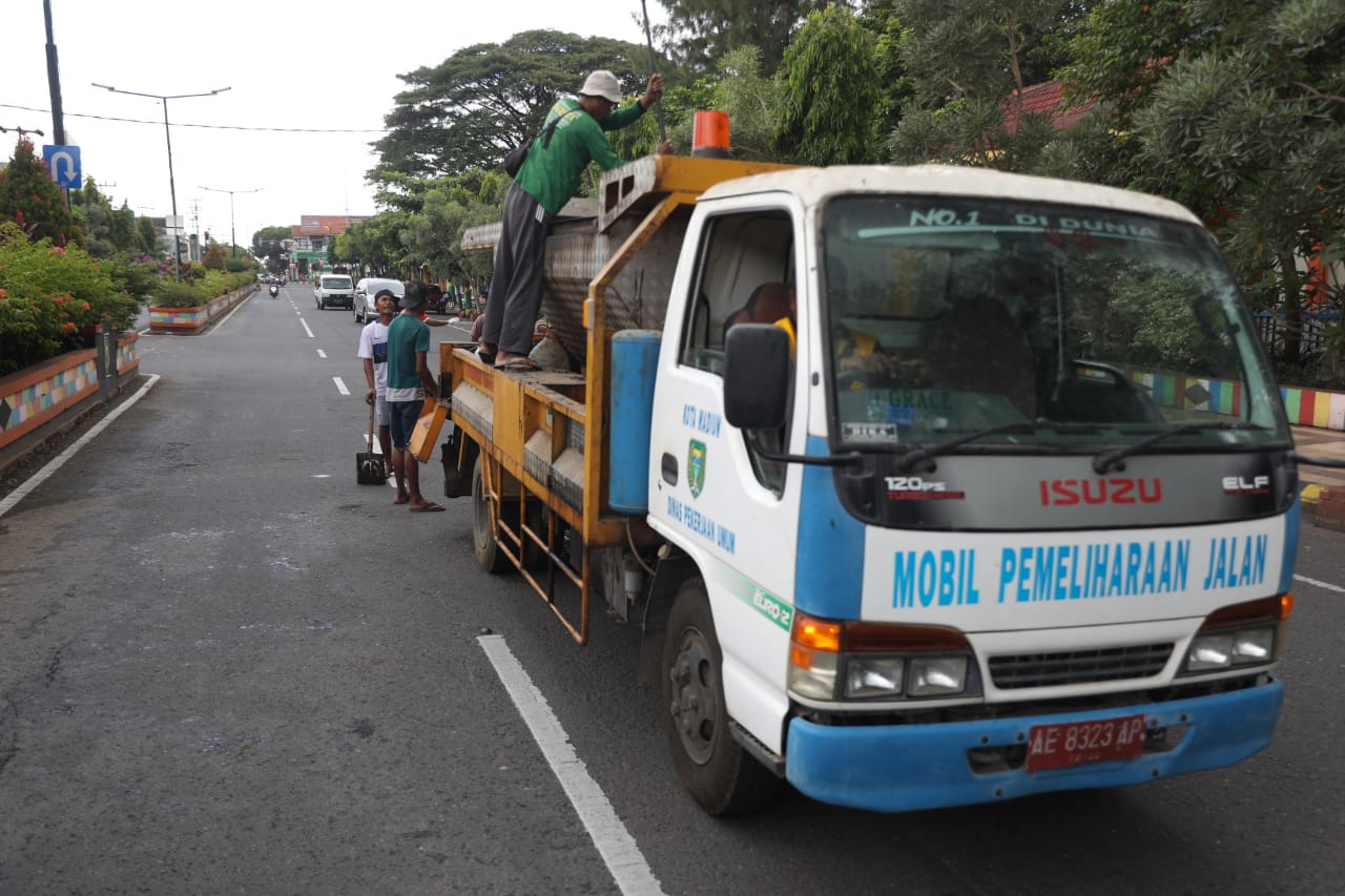Foto 5 dari 8: Antisipasi Kecelakaan, DPUPR Tutup Jalan Berlubang