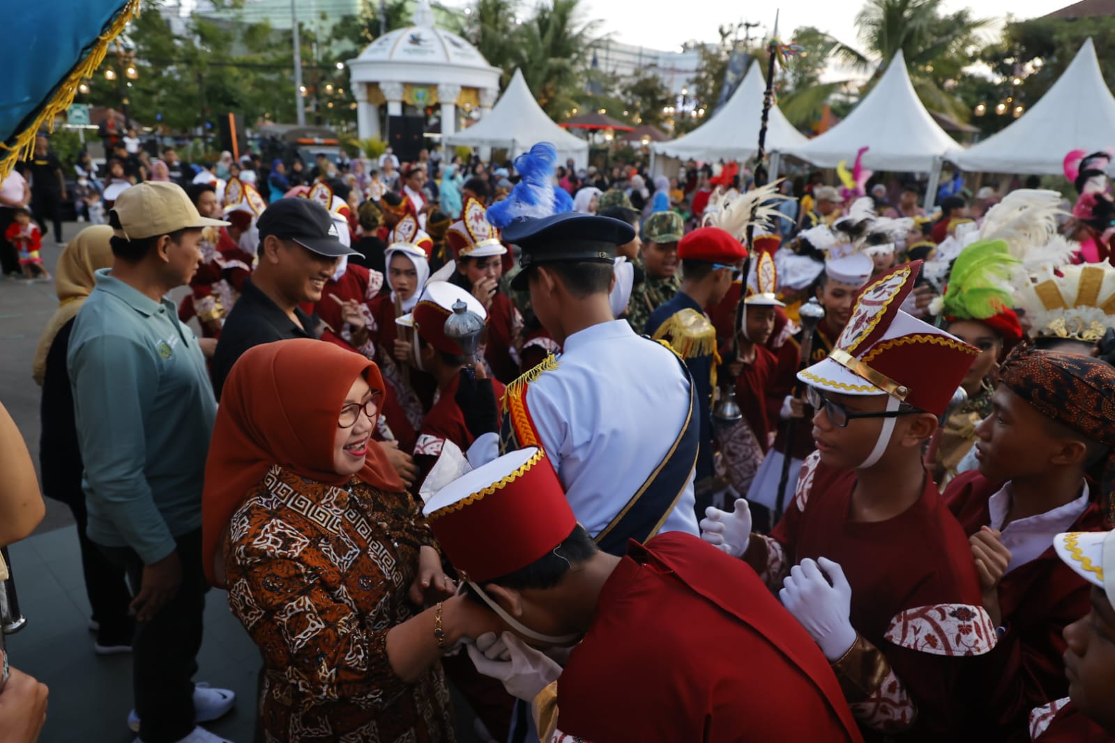 Foto 4 dari 8: Parade Senja SMPN 2 dan PBB Kreasi SMKN 3 Banjir Atensi