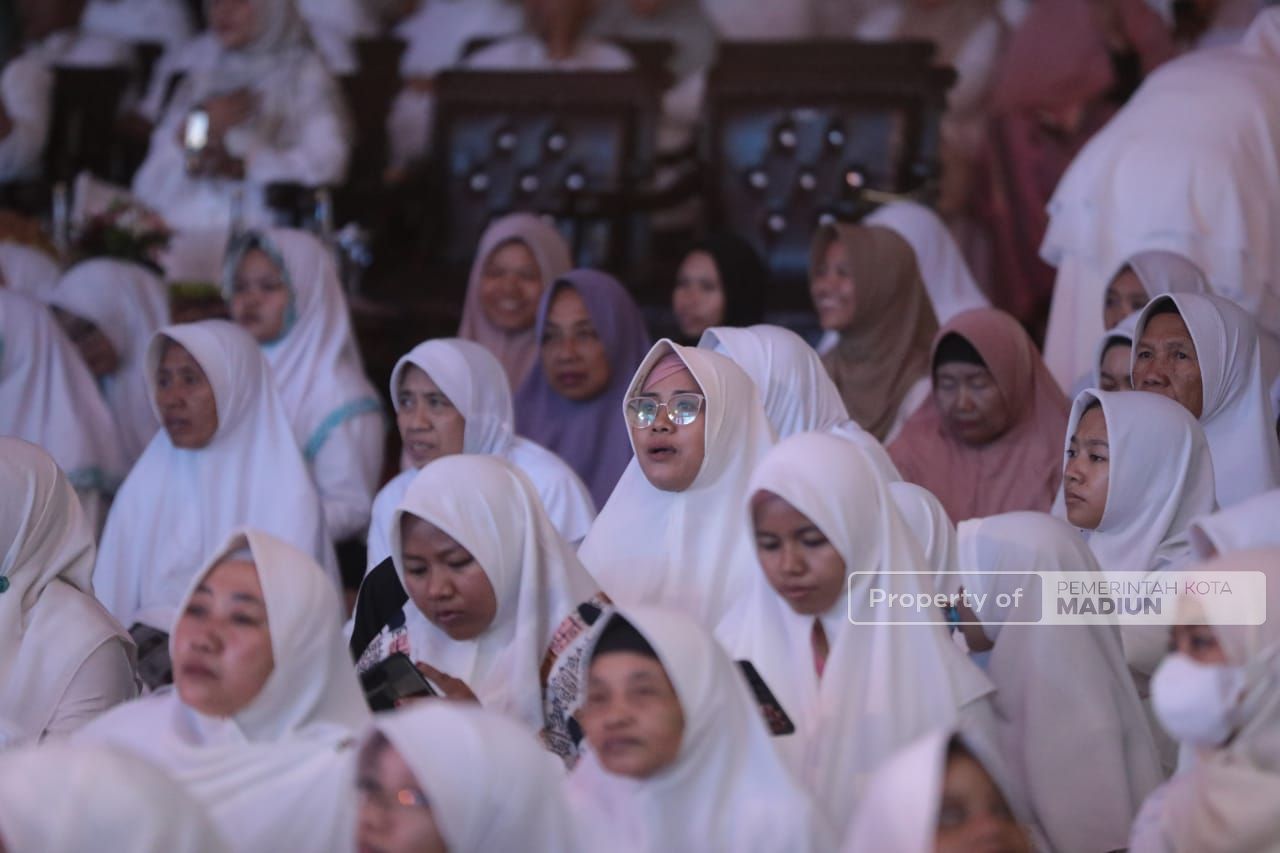 Foto 5 dari 17: Sosialisasi Ketentuan Cukai melalui Musik Religi, Pemkot Hadirkan Opick, Sekaligus Peringatan Hari Santri