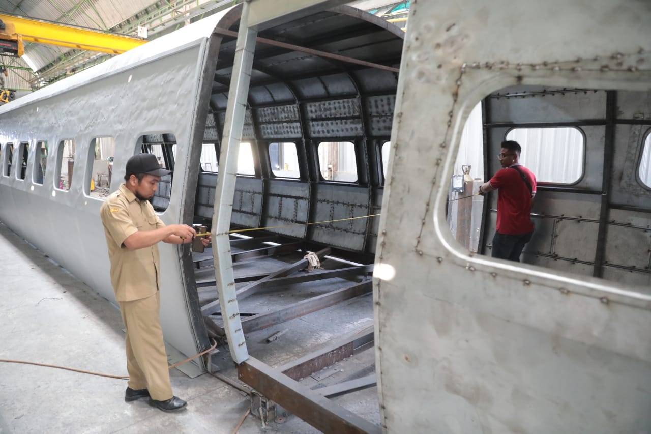 Foto 3 dari 10: Pastikan Pembuatan Replika Kereta Cepat Sesuai Jadwal, PUPR-TPH Sambangi Bengkel Pembuatan di Saradan