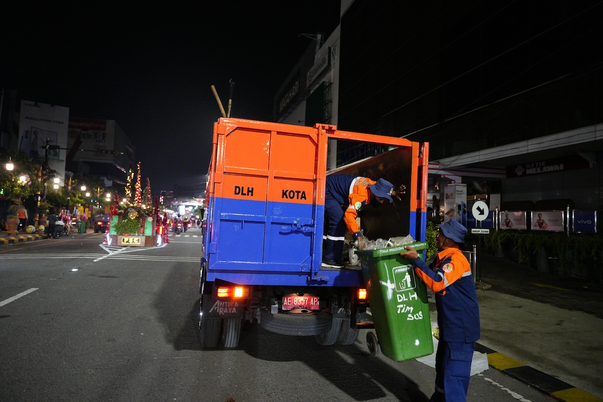 Foto 3 dari 6: Gercep! Petugas Kebersihan Bersihkan Sisa Sampah Malam Tahun Baru