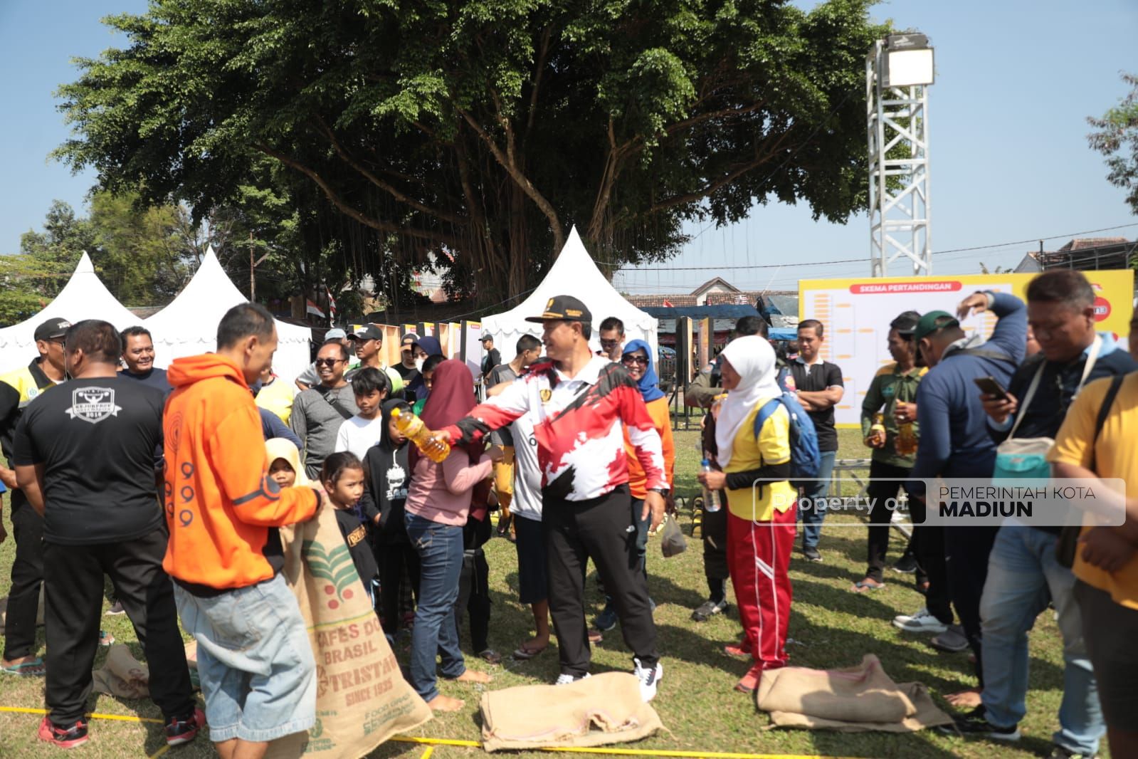 Foto 3 dari 13: Wali Kota Ikuti Kemeriahan Pesta Rakyat IM3 Di Gulun