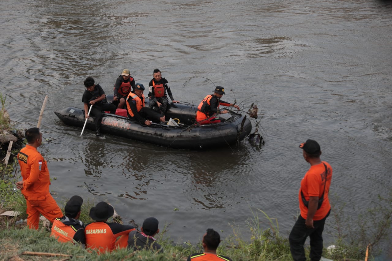 Foto 5 dari 8: Upaya Penyelaman Terkendala Kontur dan Arus Sungai, Pencarian Korban Tenggelam Dilanjutkan Besok Pagi