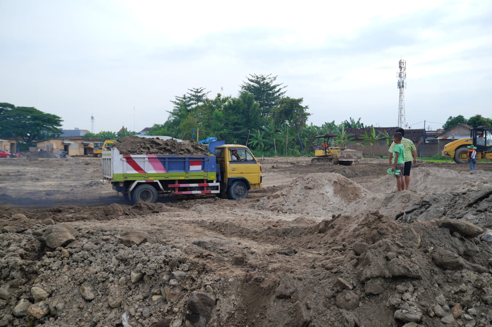 Foto 3 dari 6: Cek Pembangunan Pondok Lansia, Tim KPK Pastikan Proyek Sesuai Aturan