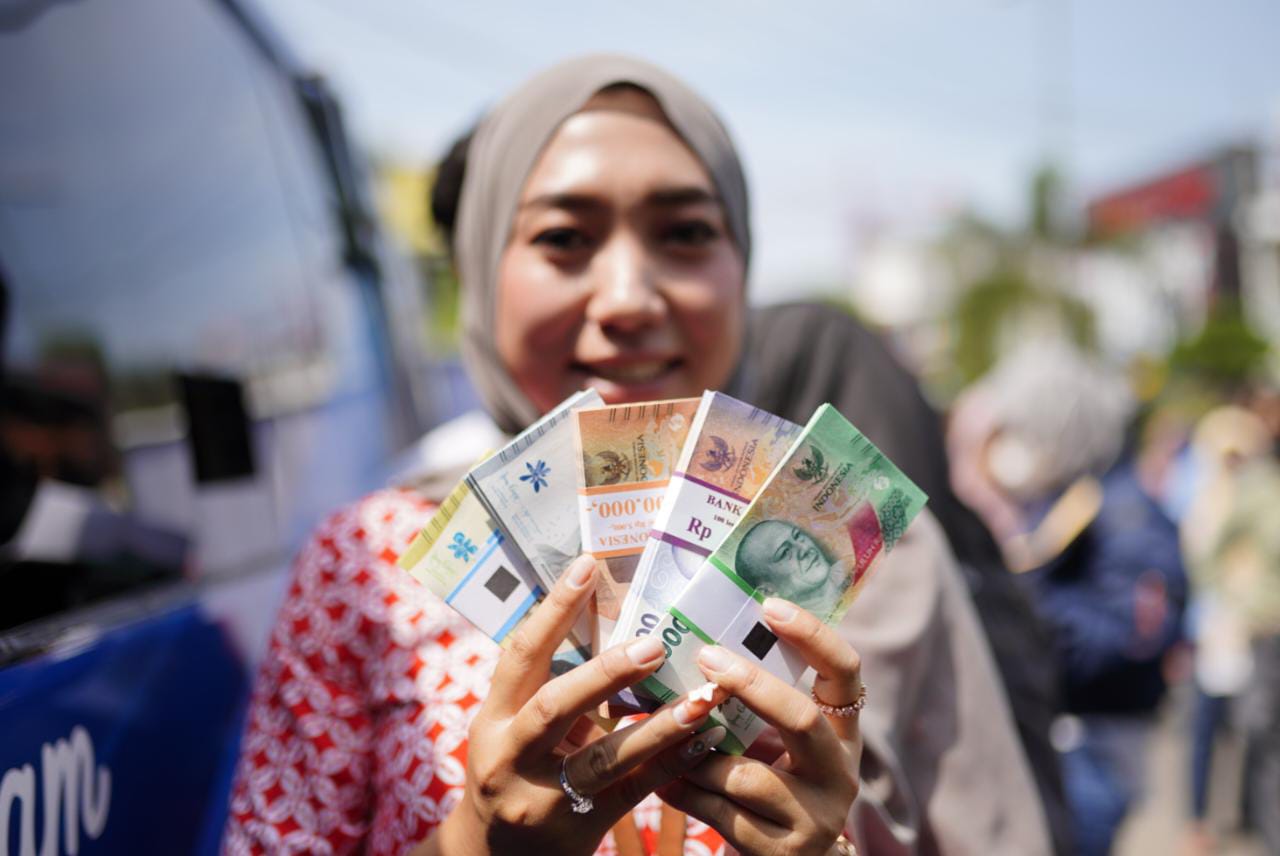 Foto 2 dari 9: Animo Tinggi, Warga Padati Mobil Kas Keliling BI Di Alun-alun Kota Madiun