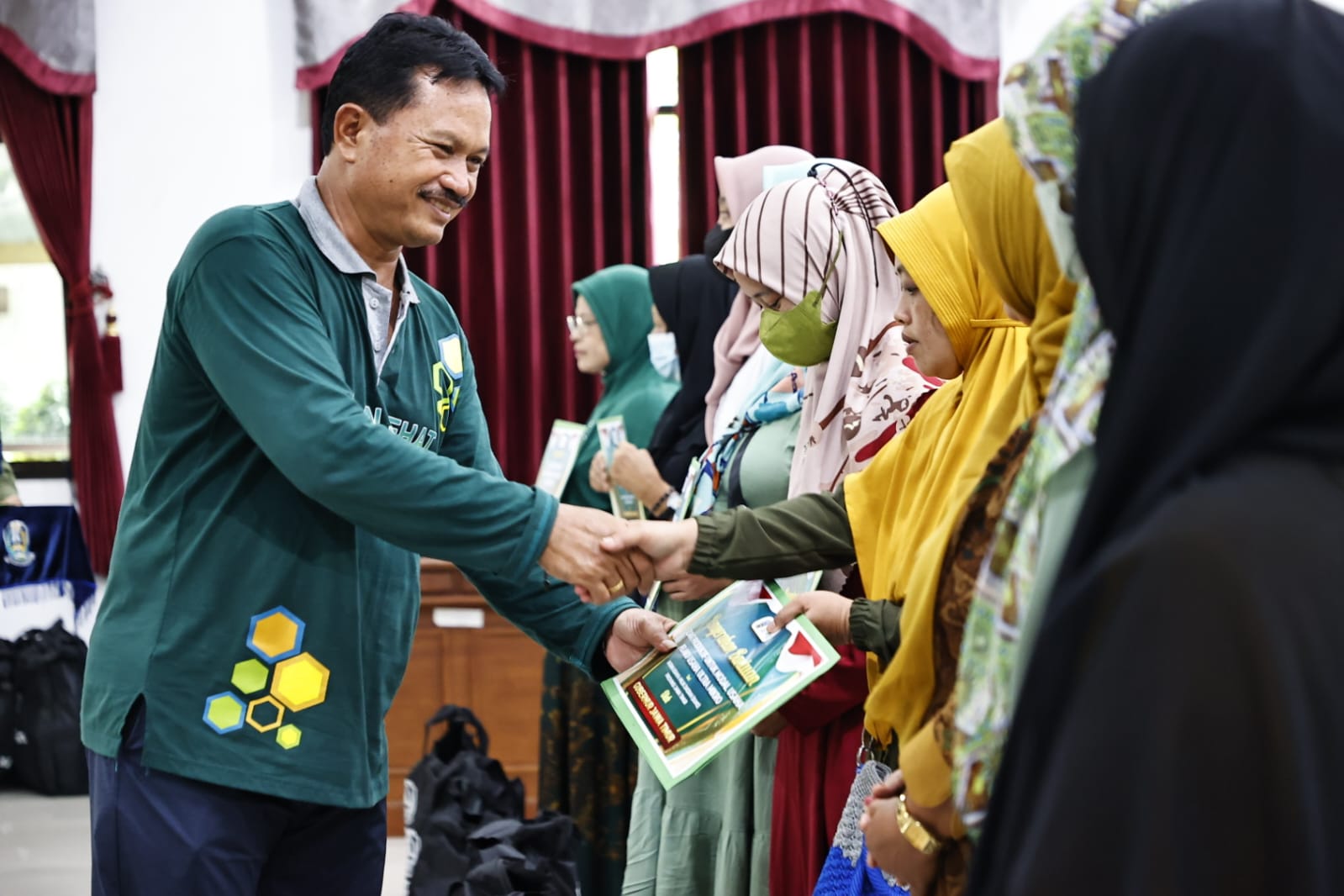 Foto 3 dari 10: Hadiri Jalan Sehat Gubernur Jatim, Wali Kota Apresiasi Antusiasme Warga
