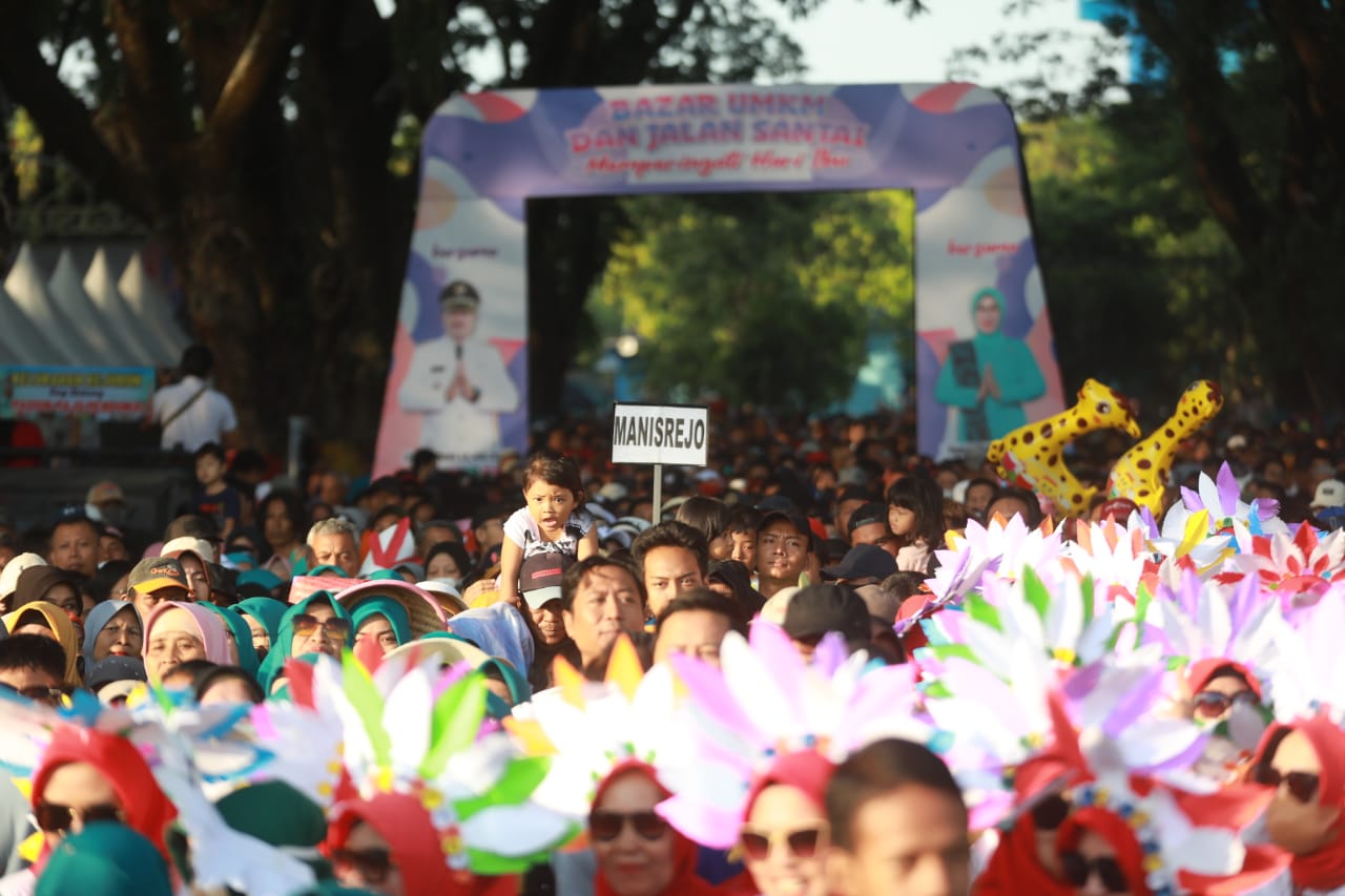 Foto 6 dari 28: Jalan Santai Bersama Warga Taman, Wali Kota : Perayaan Ini Untuk Masyarakat