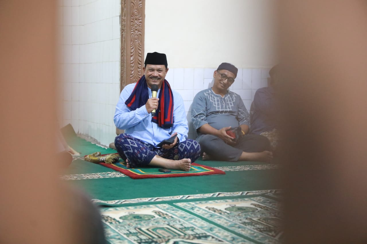 Foto 9 dari 14: Salat Isya di Musala Nurul Badiah, Wali Kota Silaturahmi Hingga Beri Bantuan ke Warga