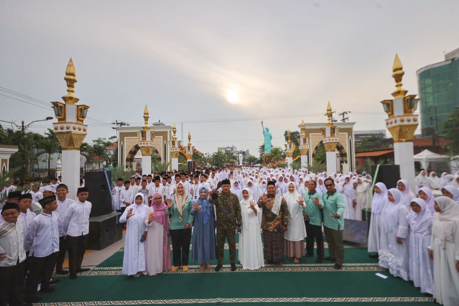 Foto 8 dari 8: Hadiri Peringatan Isra Mi’raj di Kawasan PRC, Wali Kota  Harap Jadi Momentum Teladani Sikap Rasullah