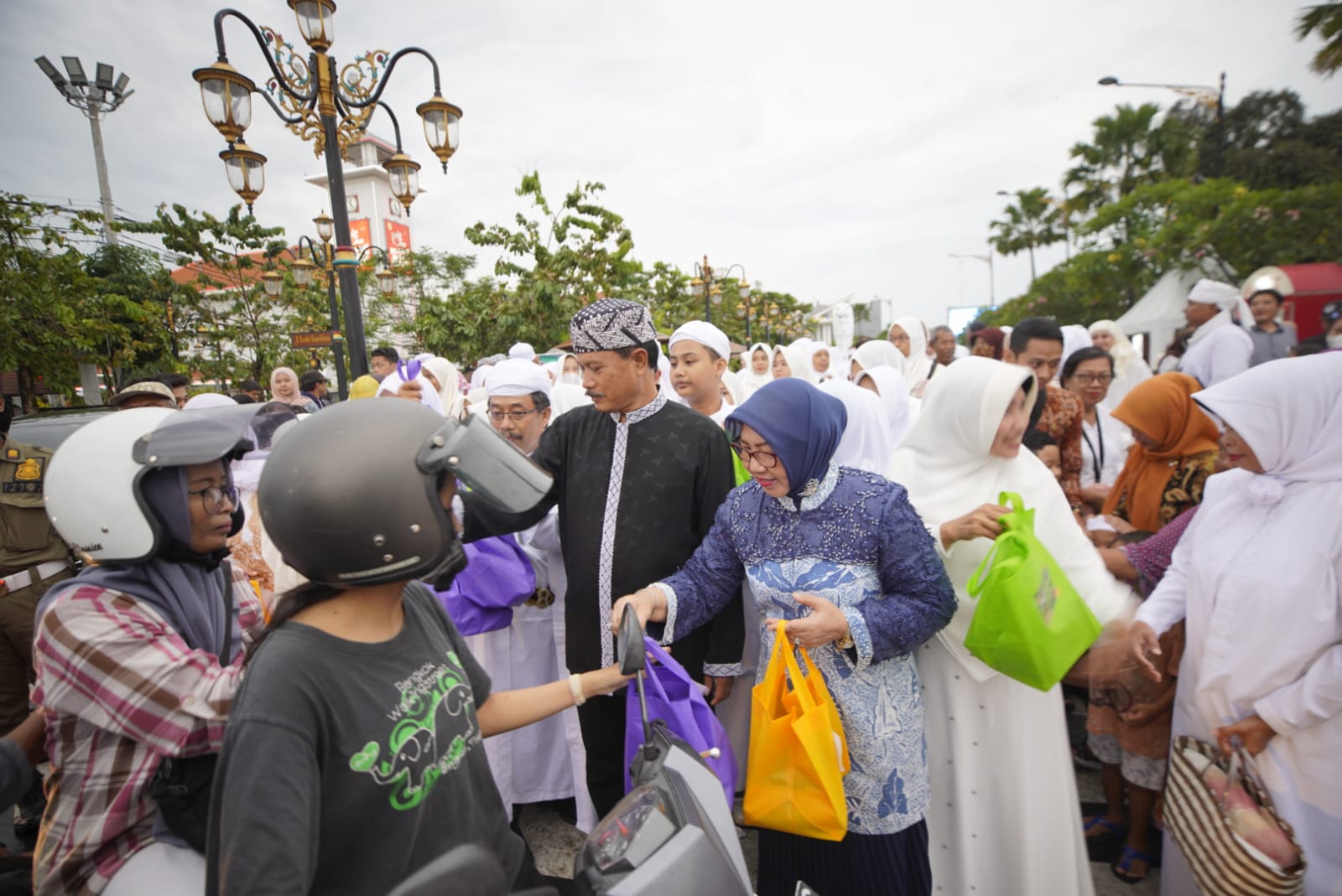 Foto 6 dari 9: Manfaatkan Momen Ramadhan, SMPN 1 Ajak Siswa Berbagi Sesama Bersama Wali Kota