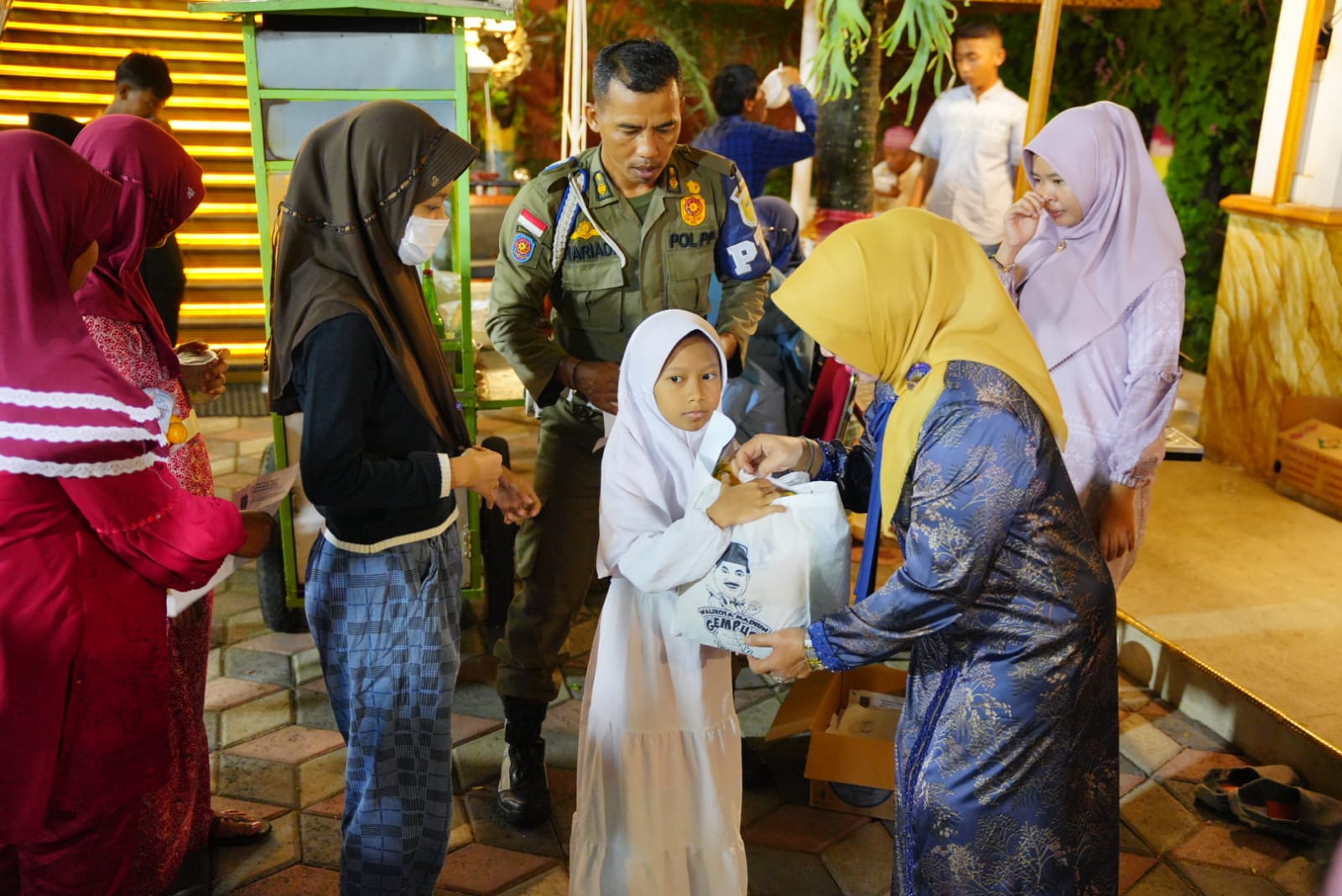 Foto 9 dari 10: Buka Bersama dengan Anak Yatim dan Disabilitas, Wali Kota Ingin Mereka Tetap Semangat dan Jangan Berkecil Hati