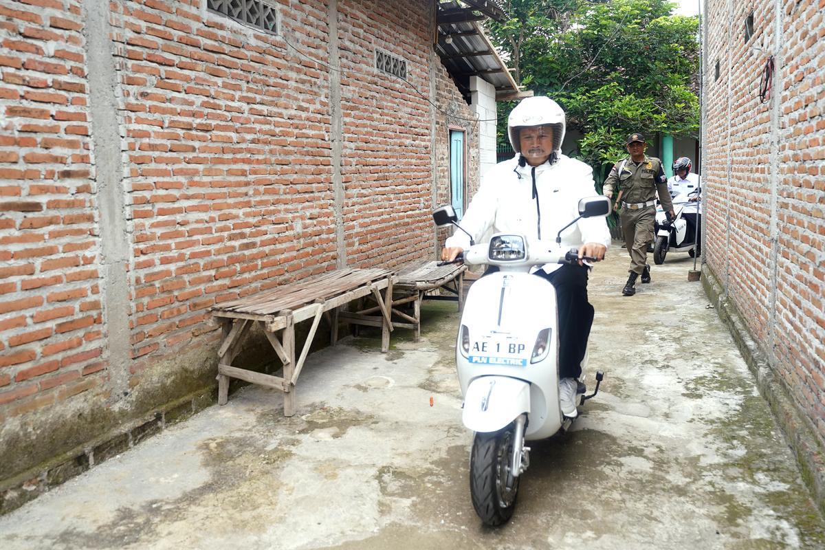 Foto 7 dari 11: Salurkan Bantuan Lansia Non Potensial, Wali Kota: Lansia di Kota Madiun Jangan Sampai Terlantar