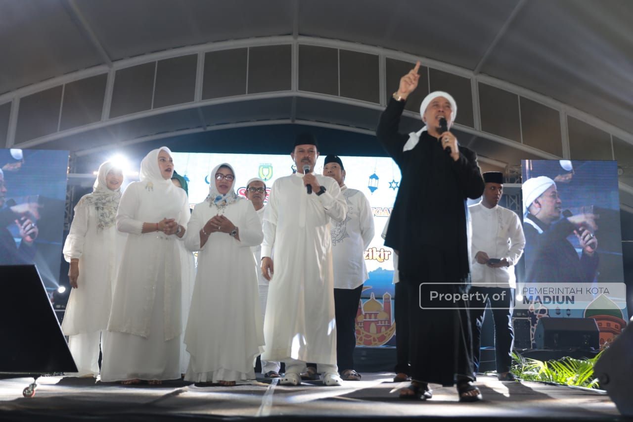 Foto 6 dari 17: Sosialisasi Ketentuan Cukai melalui Musik Religi, Pemkot Hadirkan Opick, Sekaligus Peringatan Hari Santri