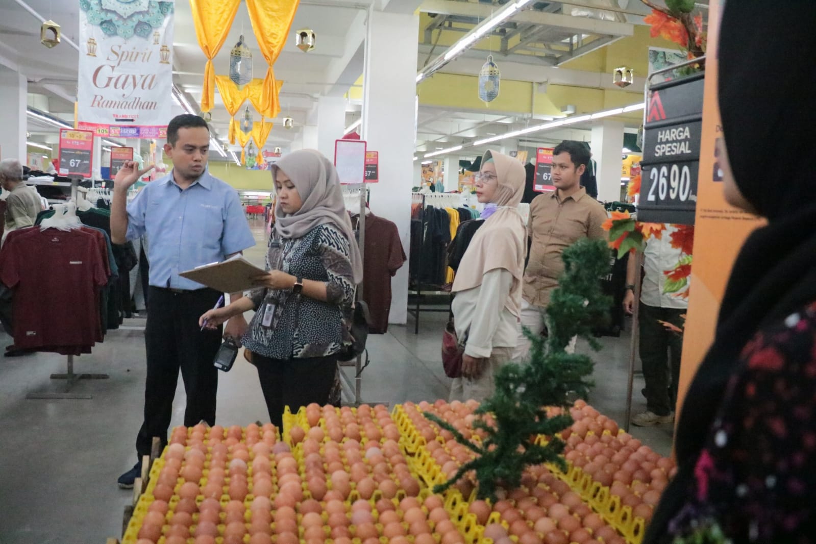 Foto 8 dari 9: Pastikan Kondisi Barang Layak Edar, Disdag Gelar Pemantauan Di Sejumlah Toko Modern