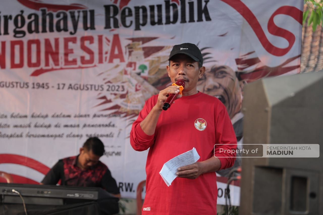 Foto 4 dari 7: Lepas Jalan Santai RW VII Nambangan Lor Wali Kota Pesan Jaga Kekompakan Warga